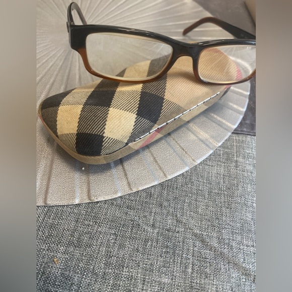 Burberry eye glasses good condition - Picture 4 of 5